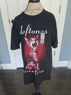 Brand NEW Hot Topic Black Tee with Red Graphic Cat Print